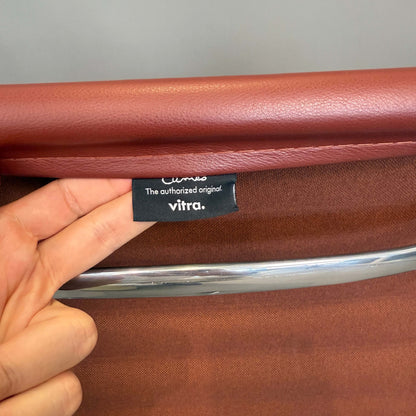 Vitra EA 117 Drehstuhl mit terracottafarbenem Premium Lederbezug und poliertem Aluminiumgestell