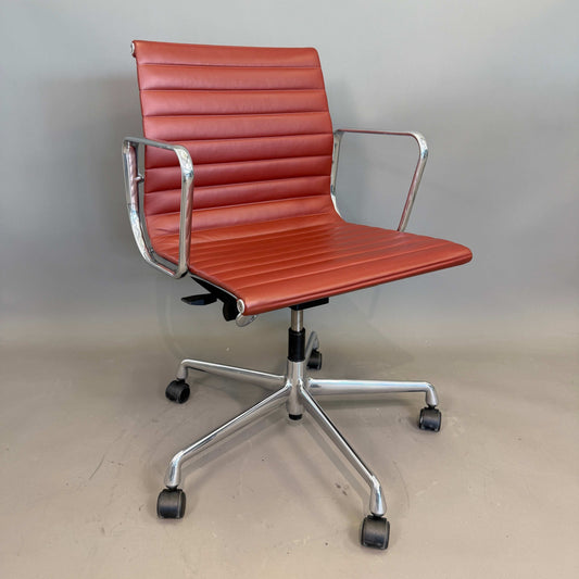 Vitra EA 117 Bürostuhl aus terracottafarbenem Premium Leder mit poliertem Aluminiumgestell und Drehfunktion