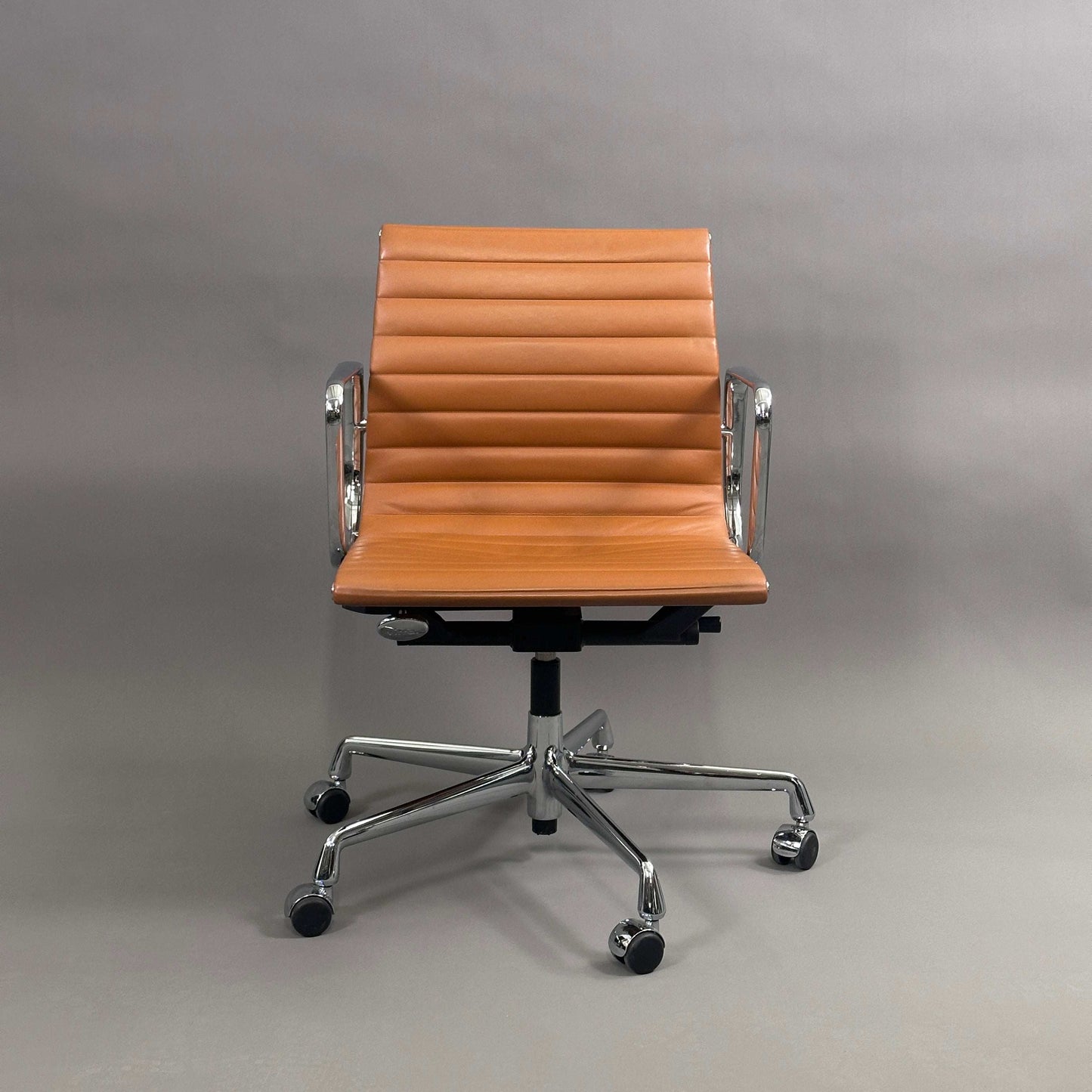 Vitra EA 117 Bürostuhl aus hellbraunem Premiumleder mit verchromtem Gestell und verstellbarer Sitzhöhe