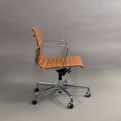 Vitra EA 117 Bürostuhl aus hellbraunem Premiumleder mit verchromtem Gestell und verstellbarer Rückenlehne