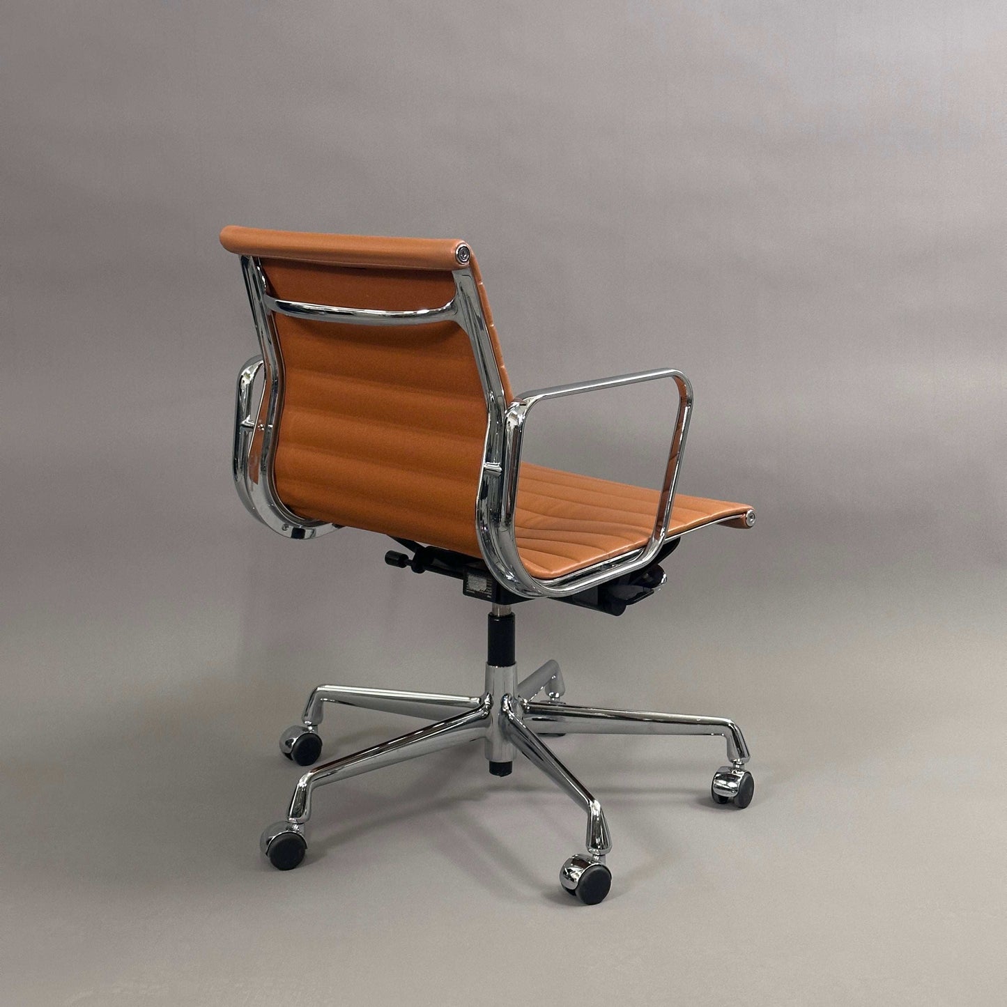 Vitra EA 117 Bürostuhl aus premium hellbraunem Leder mit verchromtem Gestell und verstellbarer Rückenlehne