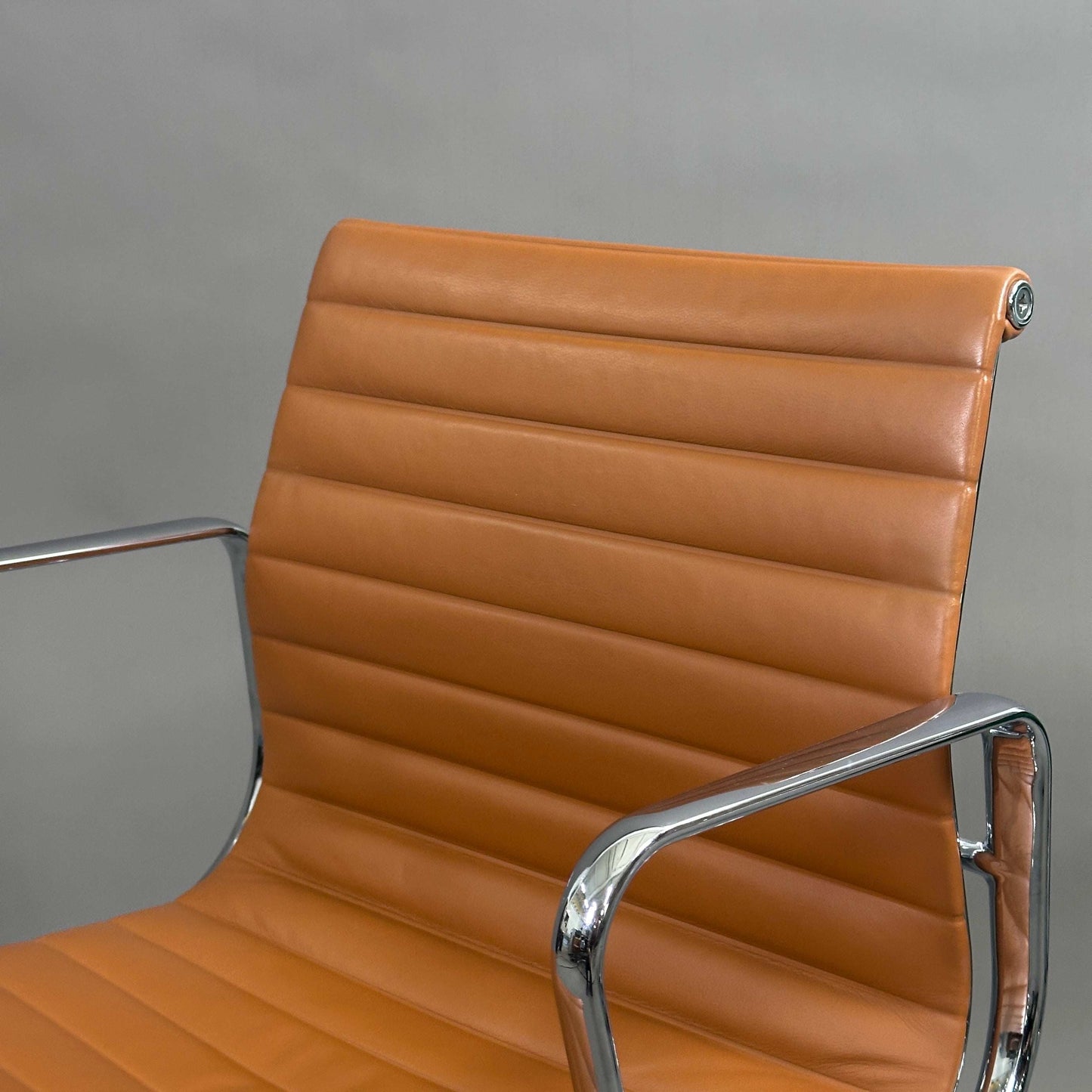 Vitra EA 117 Bürostuhl aus hellbraunem Premiumleder mit Chromgestell und verstellbarer Rückneigemechanik