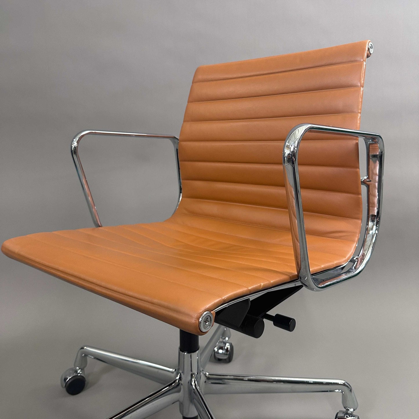 Vitra EA 117 Bürostuhl aus hellbraunem Premiumleder mit verchromtem Gestell und verstellbarer Rückenlehne