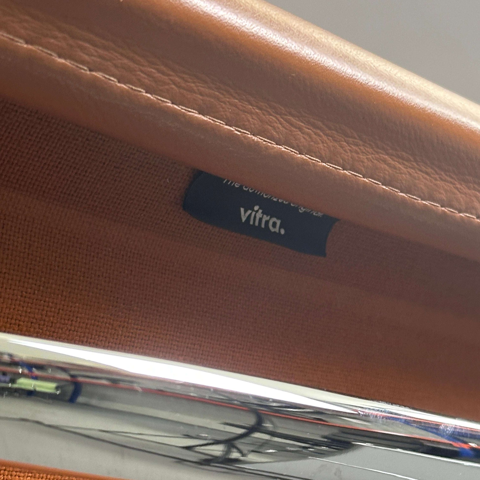 Vitra EA 117 Stuhl Premiumleder hellbraun mit Chromgestell und verstellbarer Rückenlehne