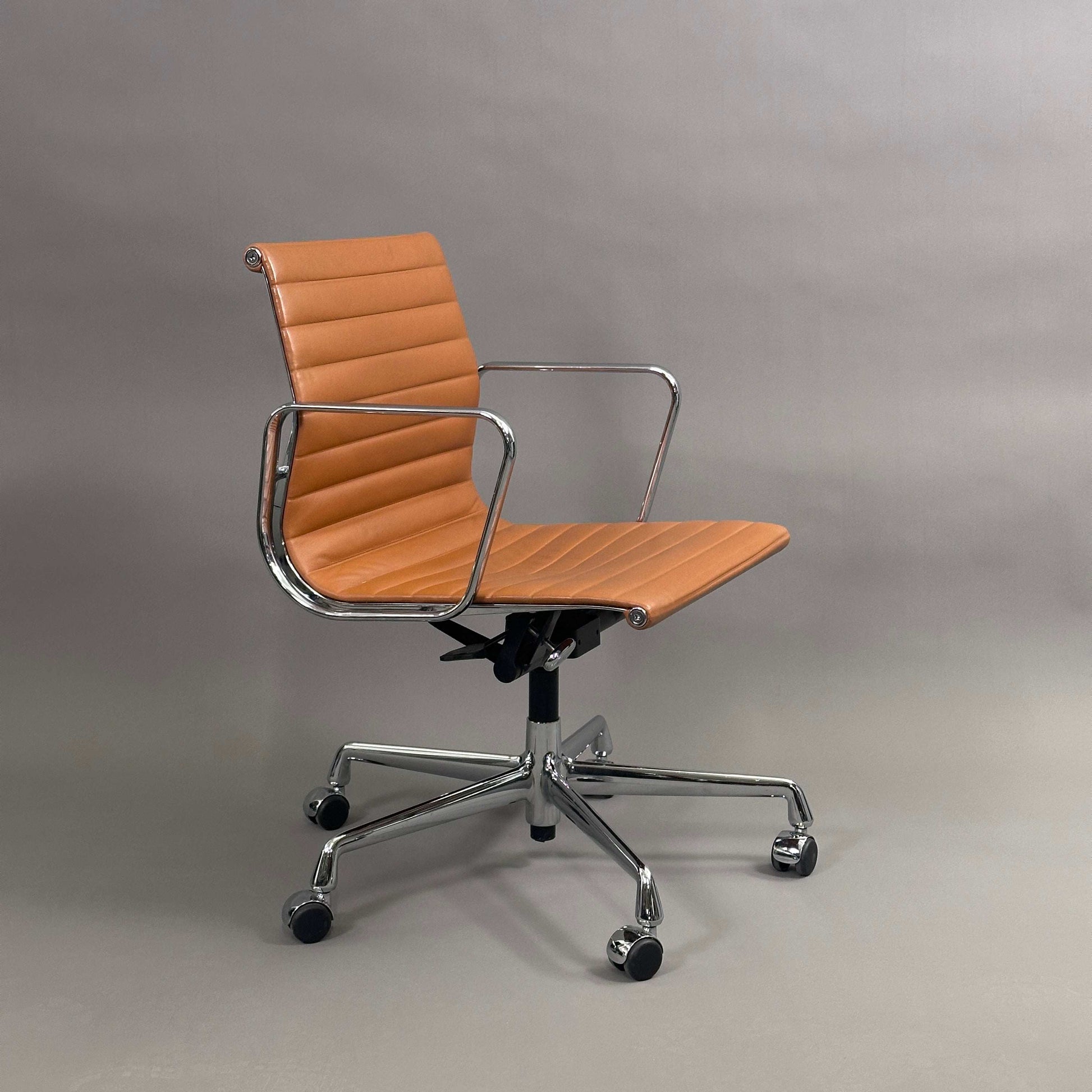 Vitra EA 117 Bürostuhl mit hellbraunem Premiumlederbezug und verchromtem Gestell, höhenverstellbar und mit arretierbarer Rückneigemechanik