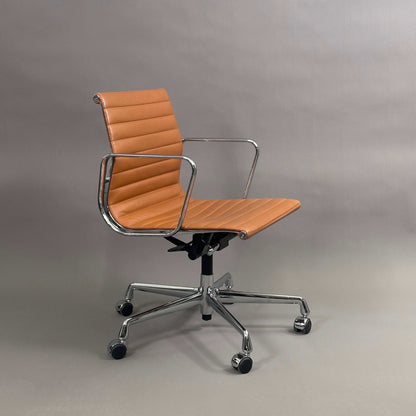 Vitra EA 117 Bürostuhl mit hellbraunem Premiumlederbezug und verchromtem Gestell, höhenverstellbar und mit arretierbarer Rückneigemechanik