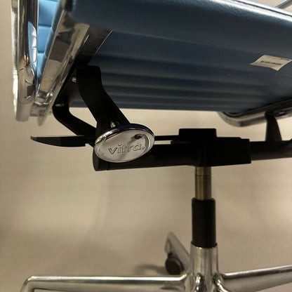 Vitra EA 117 Vinyl Bürostuhl mit blauem Vinylbezug und poliertem Aluminiumgestell, höhenverstellbar und mit arretierbarer Rückneigemechanik