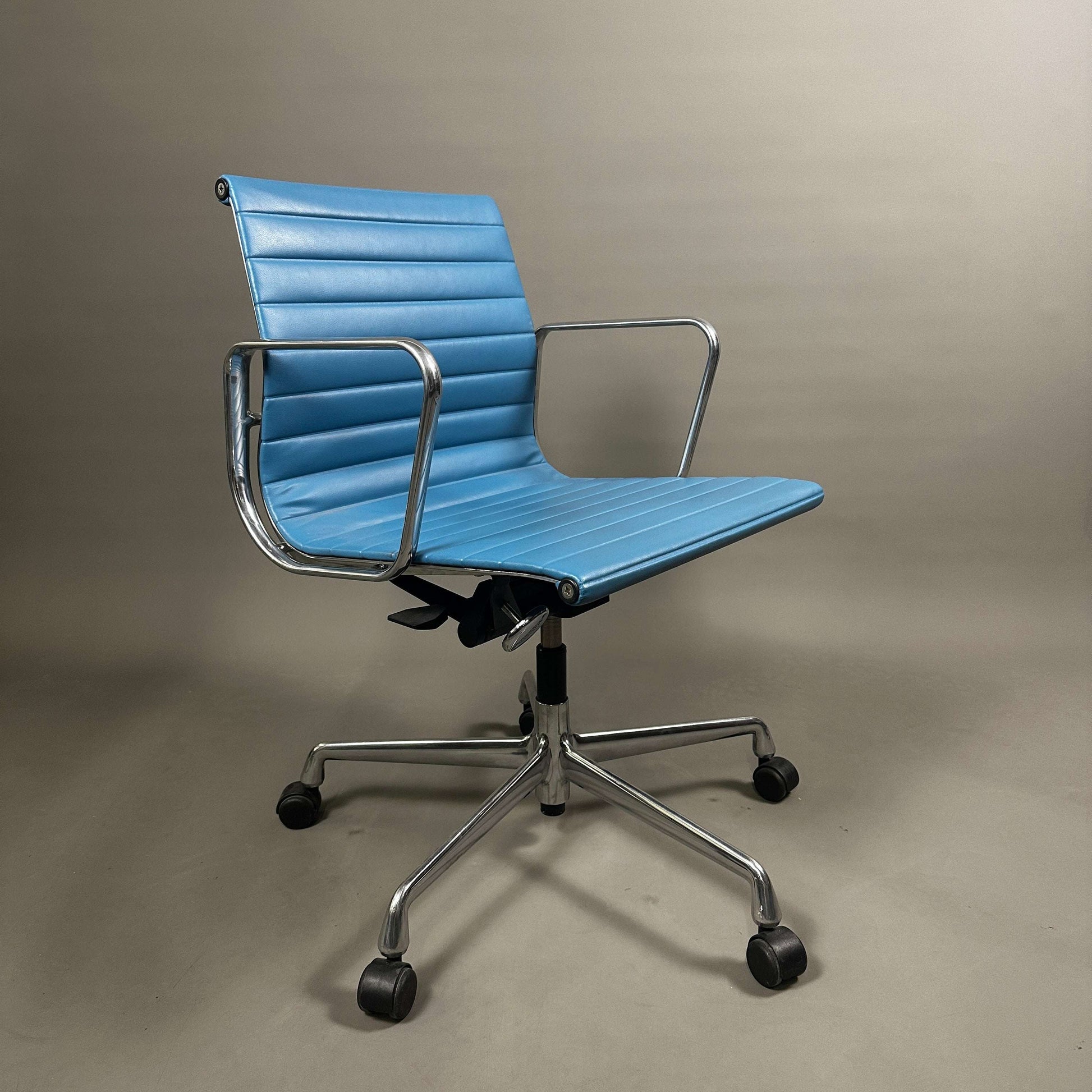 Vitra EA 117 Vinyl Bürostuhl mit blauem Vinylbezug und poliertem Aluminiumgestell, höhenverstellbar und mit arretierbarer Rückneigemechanik