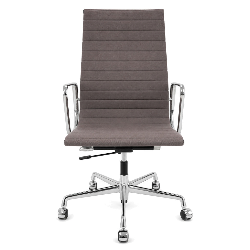 Vitra EA 119 Bürostuhl mit grauem Hopsak-Bezug, verchromtem Gestell und fünfstrahligem Rollenfuß auf weißem Hintergrund.
