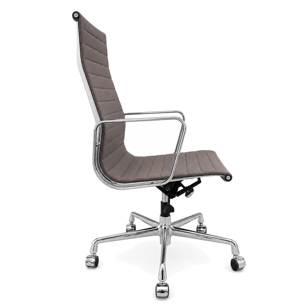 Vitra EA 119 Bürostuhl mit hellgrauem Hopsak-Bezug und glänzendem Chromgestell in Seitenansicht.