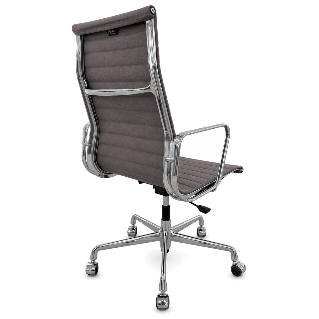 Vitra EA 119 Bürostuhl mit grauem Hopsak-Bezug und glänzendem Chromgestell auf Rollen, Rückansicht.