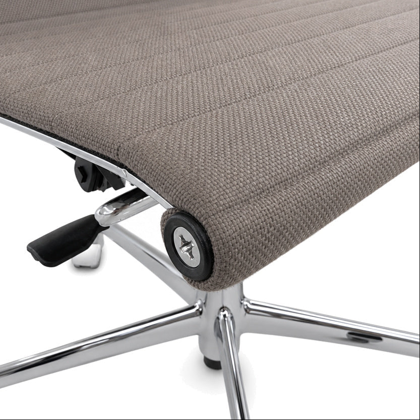 Vitra EA 119 Bürostuhl mit hellgrauem Hopsak-Bezug und glänzendem Chromgestell im Detail.
