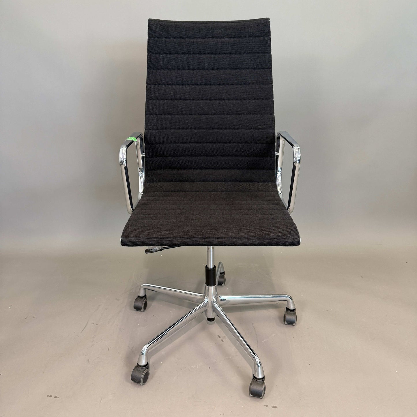 Schwarzer Vitra EA 119 Hopsak Bürostuhl mit verstellbarer Rückenlehne und Sitzhöhe, 5-Stern-Aluminiumfuß mit Rollen