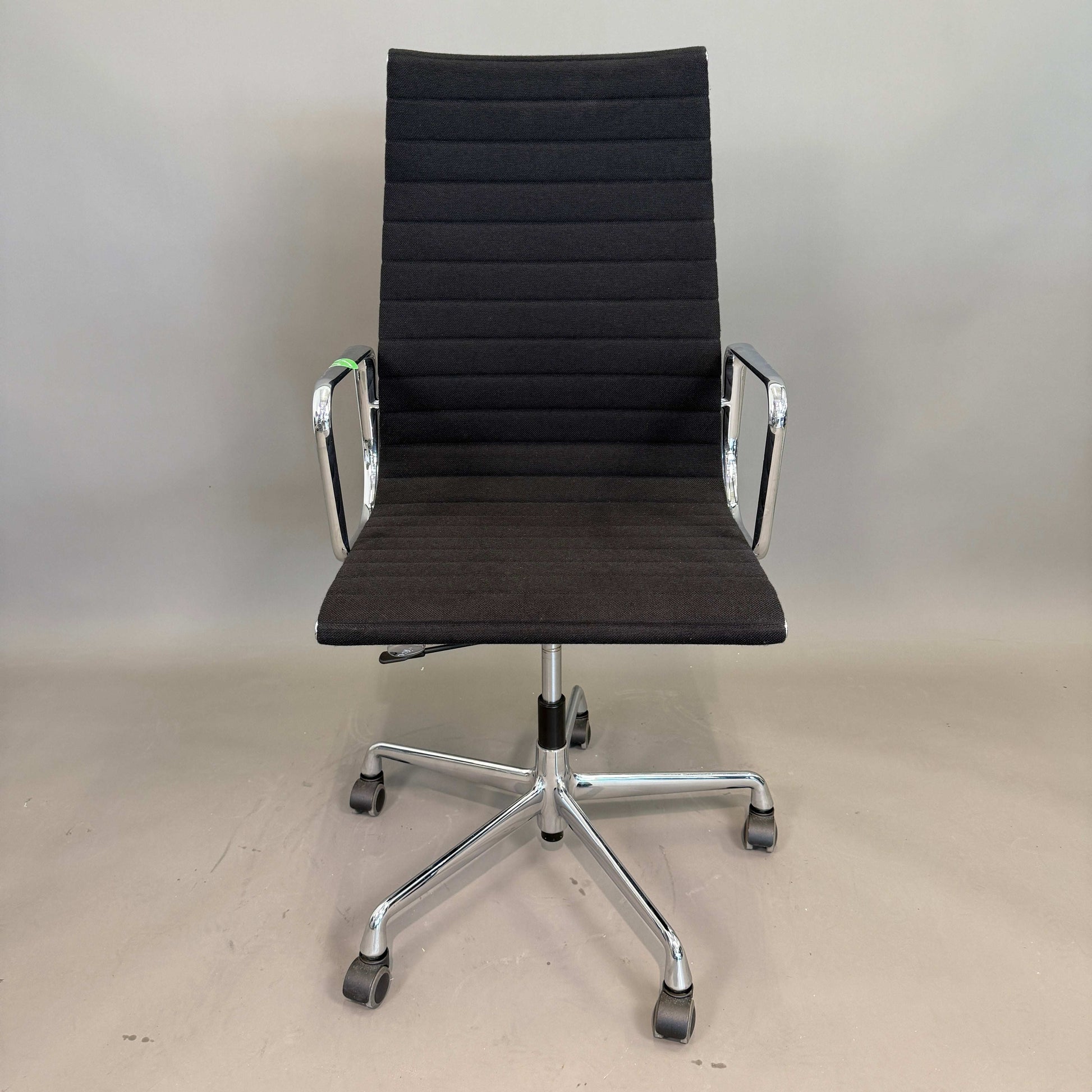 Schwarzer Vitra EA 119 Hopsak Bürostuhl mit verstellbarer Rückenlehne und Sitzhöhe, 5-Stern-Aluminiumfuß mit Rollen