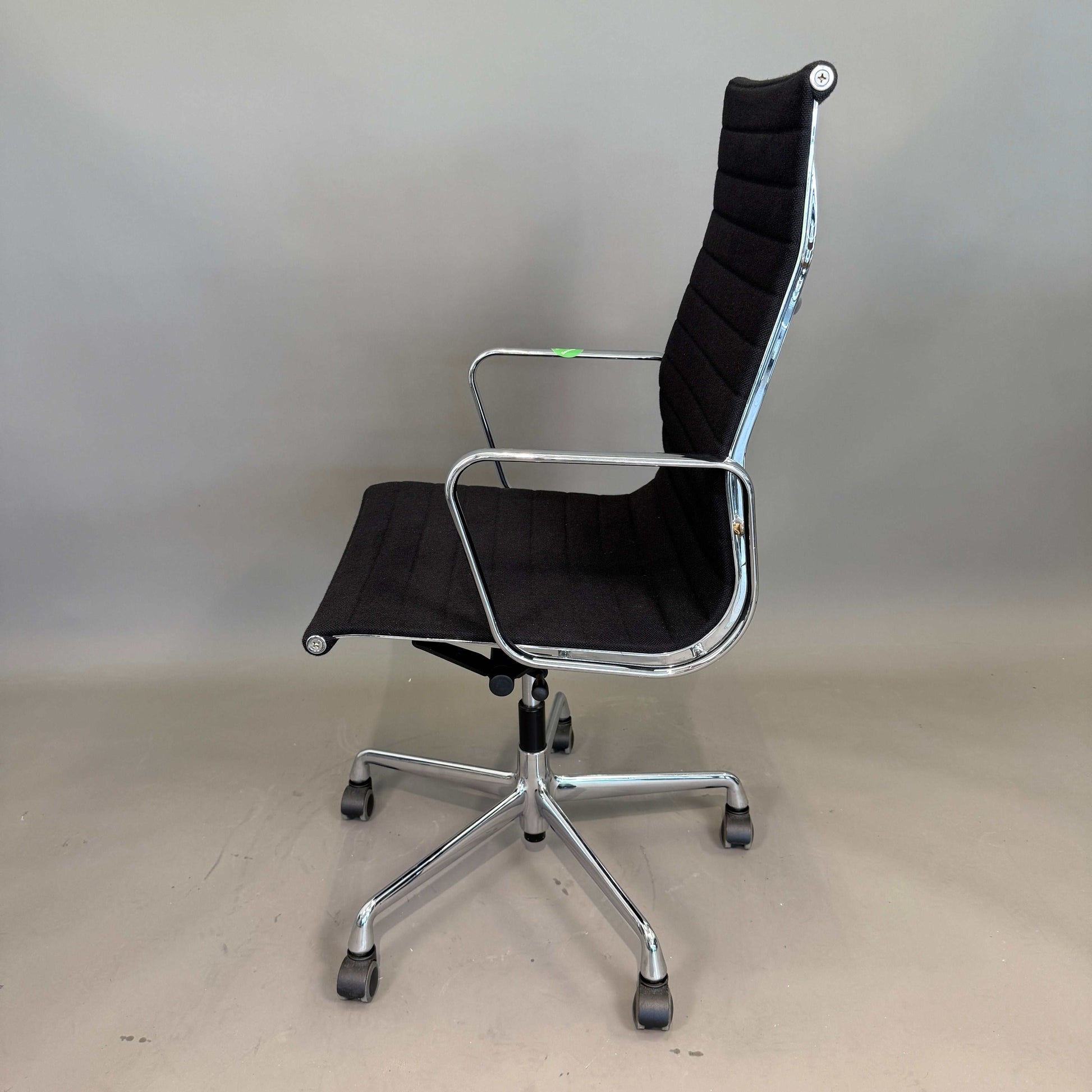 Vitra EA 119 Hopsak Bürostuhl schwarz mit höhenverstellbarer Sitzfläche und Aluminiumgestell