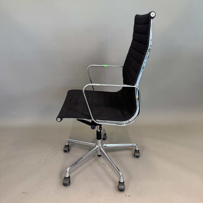 Vitra EA 119 Hopsak Bürostuhl schwarz mit höhenverstellbarer Sitzfläche und Aluminiumgestell
