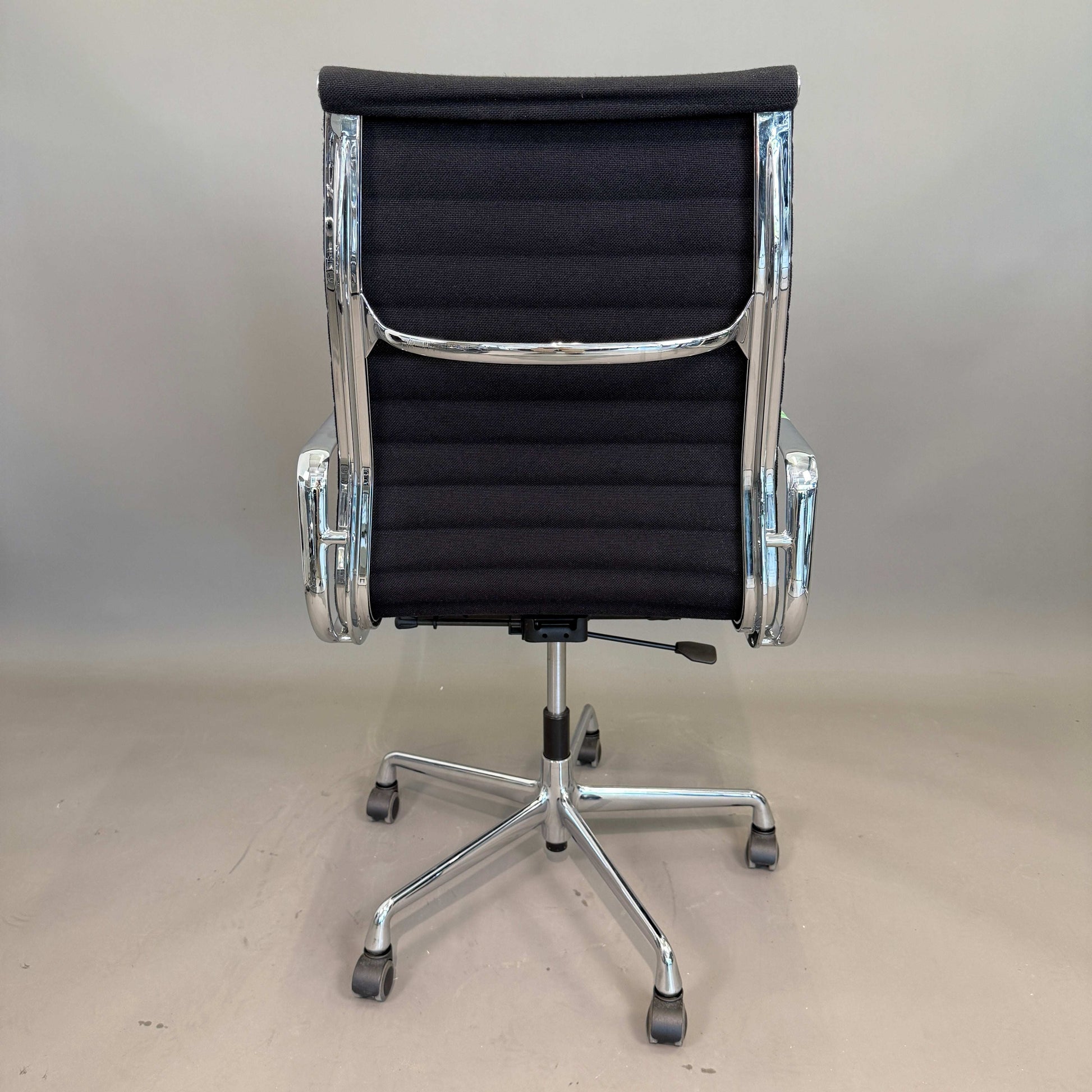 Vitra EA 119 Hopsak Bürostuhl schwarzer Bezug mit verstellbarer Rückenlehne und Aluminiumfünfsterngestell