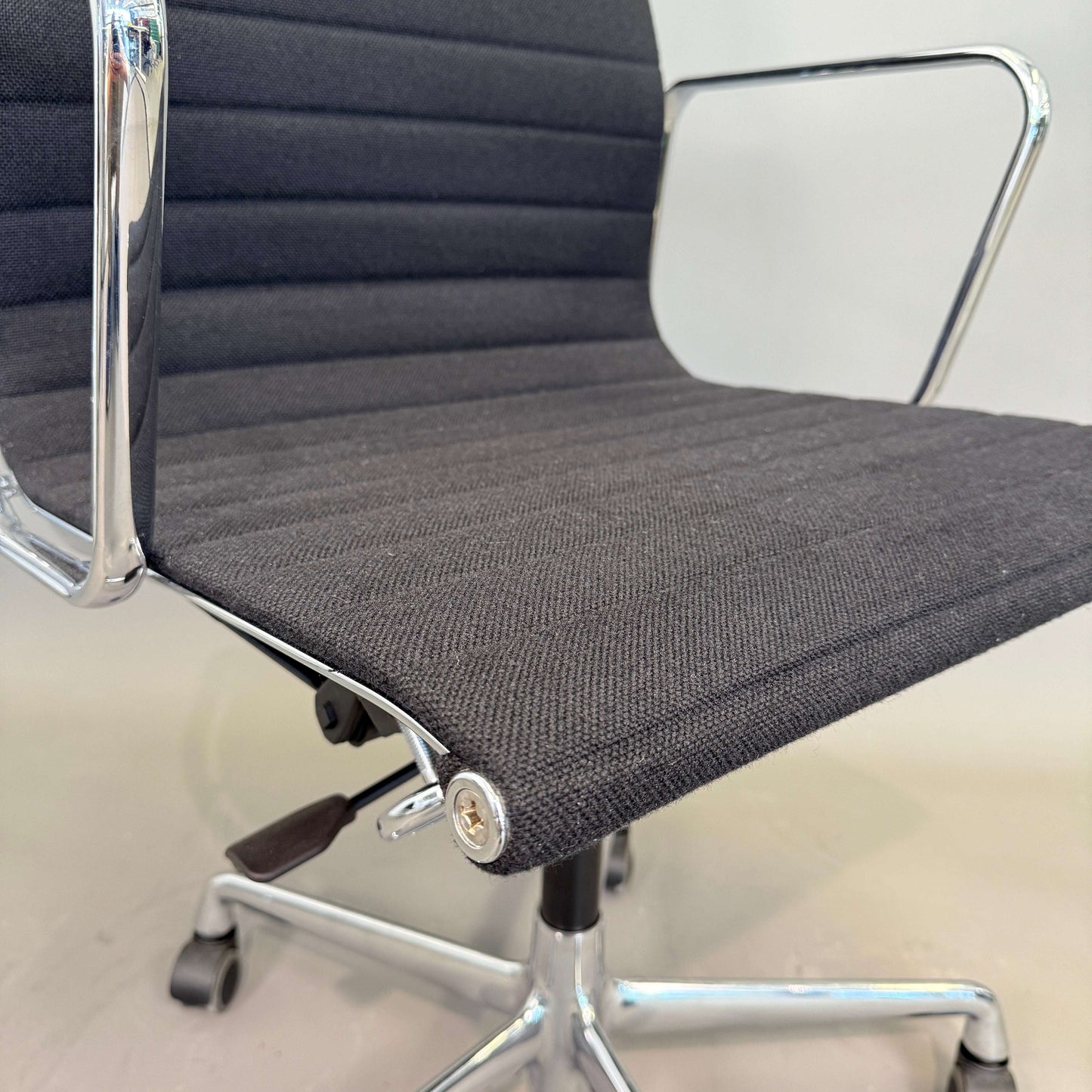 Vitra EA 119 Hopsak Bürostuhl mit schwarzem Hopsak-Bezug, verstellbarer Sitzhöhe und schwarzem Aluminium 5-Sternfuß
