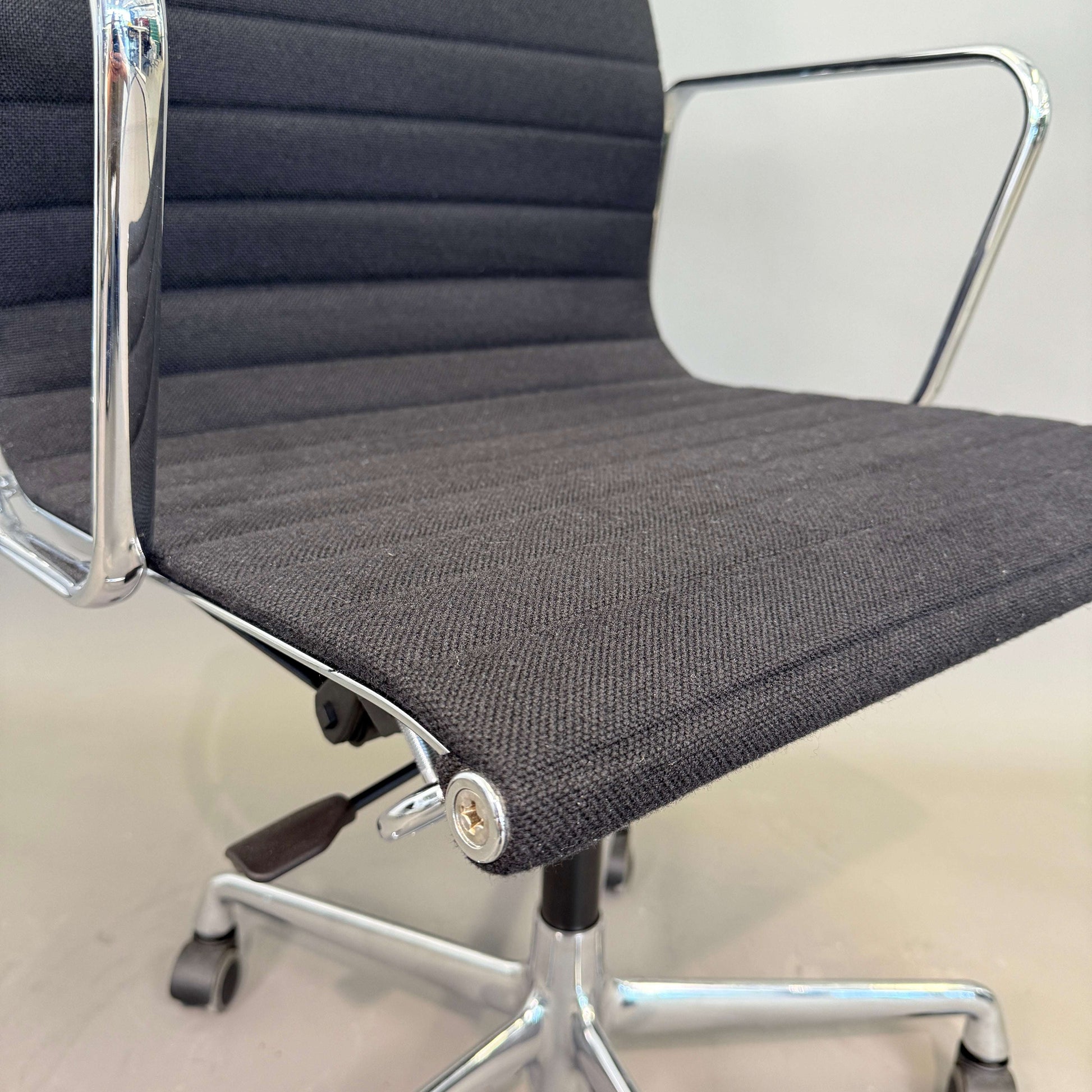 Vitra EA 119 Hopsak Bürostuhl mit schwarzem Hopsak-Bezug, verstellbarer Sitzhöhe und schwarzem Aluminium 5-Sternfuß