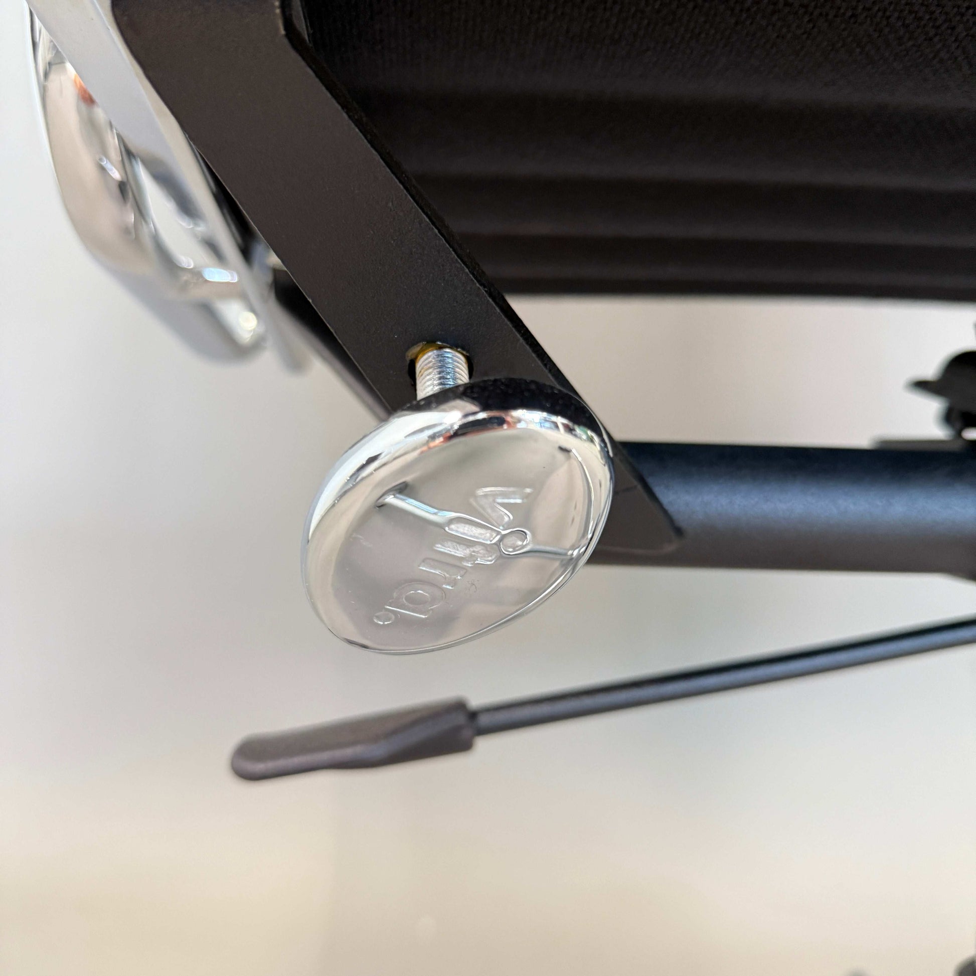 Detailaufnahme der verstellbaren Rückneigemechanik am Vitra EA 119 Hopsak schwarz Bürostuhl