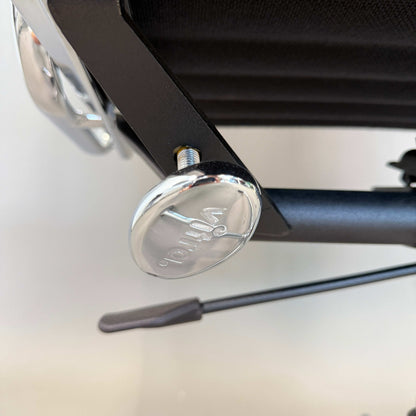 Detailaufnahme der verstellbaren Rückneigemechanik am Vitra EA 119 Hopsak schwarz Bürostuhl