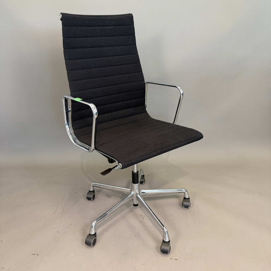 Vitra EA 119 Hopsak Bürostuhl schwarz mit höhenverstellbarer Sitzfläche und verchromtem 5-Stern-Fuß