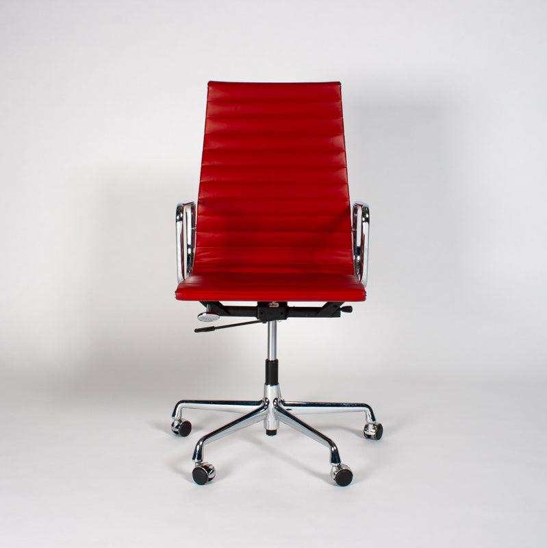 Vitra EA 119 Bürostuhl, rotes Leder, verstellbare Rückenlehne, Chromgestell, Drehstuhl mit Rollen