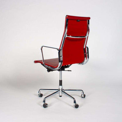 Moderner Vitra EA 119 Bürostuhl mit rotem Lederbezug und verchromtem Gestell, höhenverstellbar und mit arretierbarer Rückneigemechanik.