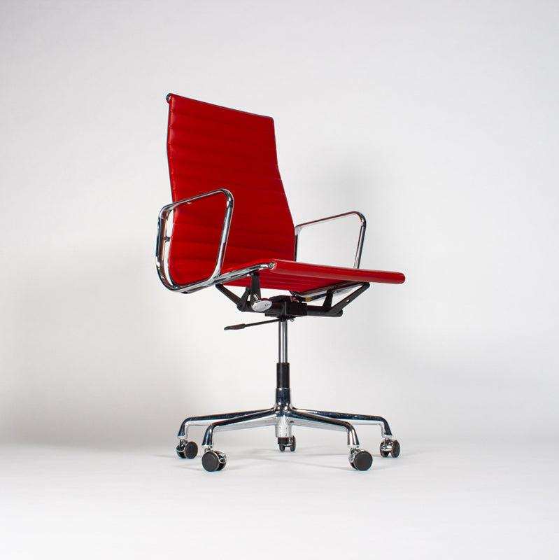 Vitra EA 119 Bürostuhl mit rotem Lederbezug und chromiertem Gestell, höhenverstellbar und neigbar.