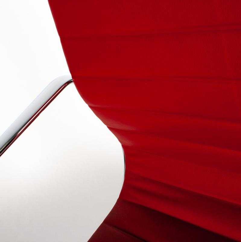 Vitra EA 119 Bürostuhl mit rotem Lederbezug und chromgestell, verstellbare Rückenlehne und Sitzhöhe