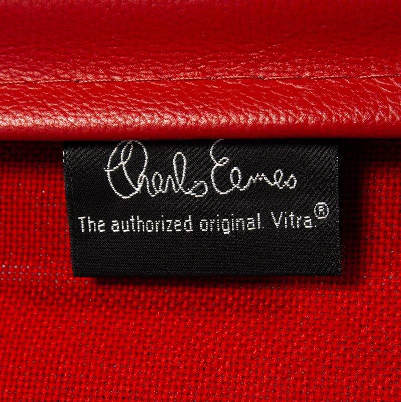 Vitra EA 119 Eames Alu Chair mit rotem Lederbezug und chromgestell, verstellbare Rückenlehne und Sitzhöhe