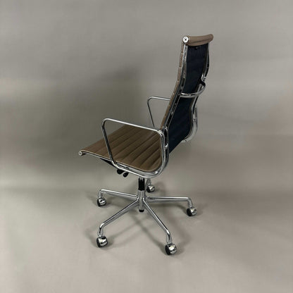Vitra EA 119 Bürostuhl mit taupefarbenem Lederbezug und Chromgestell, verstellbare Rückneigung und Sitzhöhe