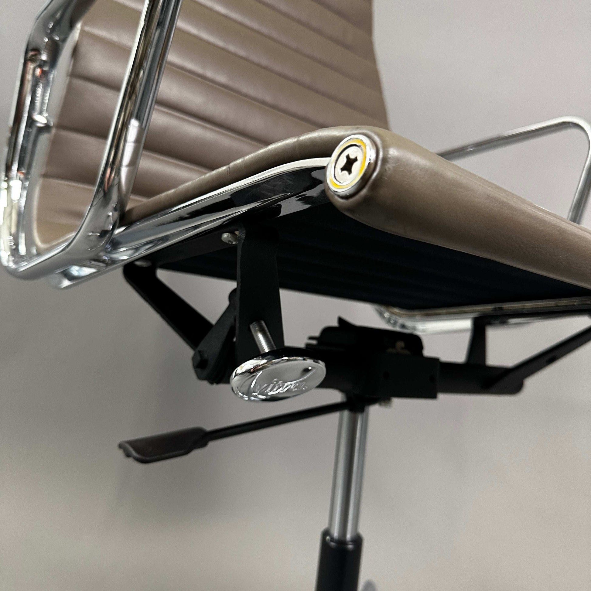 Vitra EA 119 Eames Alu Chair mit taupefarbenem Lederbezug und verchromtem Gestell, verstellbare Sitzhöhe und Rückneigemechanik