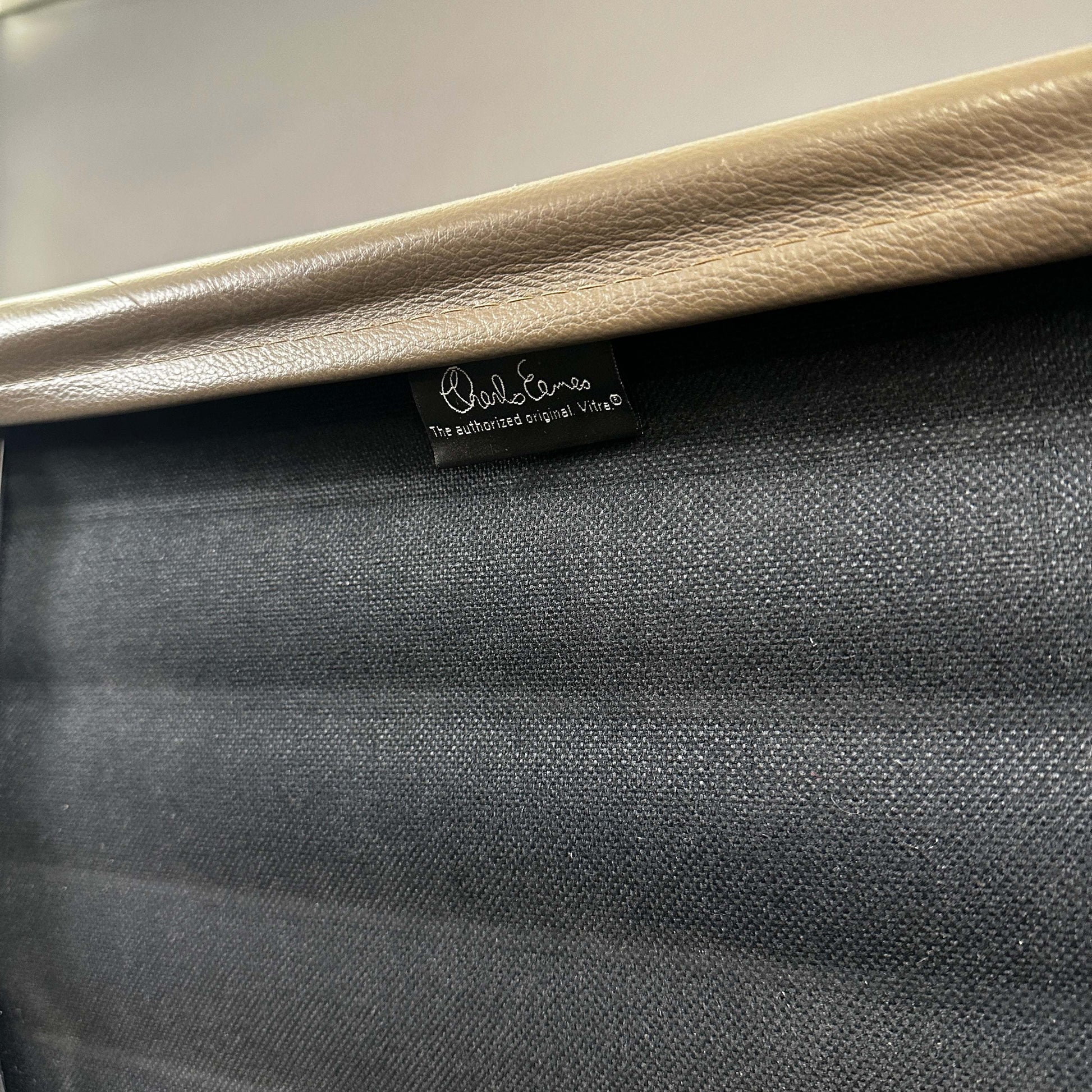 Vitra EA 119 Eames Alu Chair mit taupefarbenem Lederbezug und verstellbarer Rückenlehne