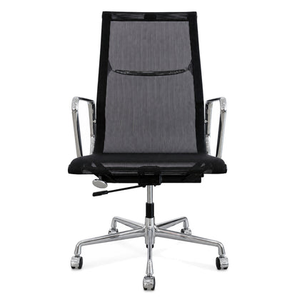 Vitra EA 119 Bürostuhl mit schwarzem Netzbezug und verchromtem Gestell auf Rollen.