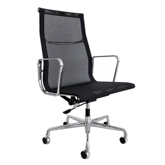 Vitra EA 119 Bürostuhl mit schwarzem Netzbezug und verchromtem Gestell auf Rollen vor weißem Hintergrund.
