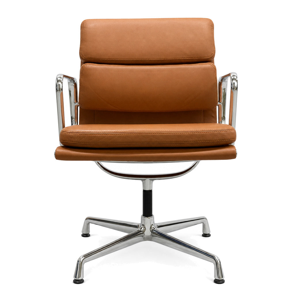 Vitra Eames EA 208 Bürostuhl aus cognacfarbenem Premium-Leder mit verchromtem Gestell und Armlehnen.