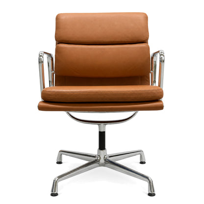Vitra Eames EA 208 Bürostuhl aus cognacfarbenem Premium-Leder mit verchromtem Gestell und Armlehnen.