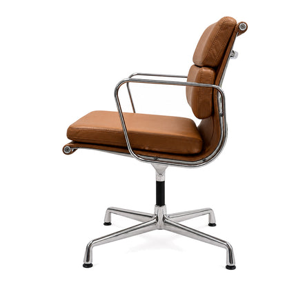 Vitra Eames EA 208 Bürostuhl in cognacfarbenem Premium-Leder mit verchromtem Aluminiumgestell, Seitenansicht.