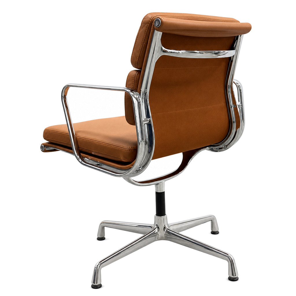 Vitra Eames EA 208 Bürostuhl in cognacfarbenem Premium-Leder mit verchromtem Aluminiumgestell und Armlehnen.