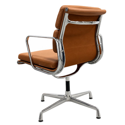 Vitra Eames EA 208 Bürostuhl in cognacfarbenem Premium-Leder mit verchromtem Aluminiumgestell und Armlehnen.