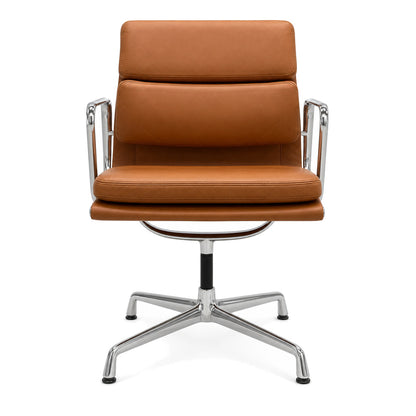 Vitra Eames EA 208 Bürostuhl aus cognacfarbenem Premium-Leder mit verchromtem Aluminiumgestell und Armlehnen.