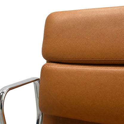 Vitra Eames EA 208 Bürostuhl mit cognacfarbenem Premium-Lederpolster und glänzendem Chromrahmen.