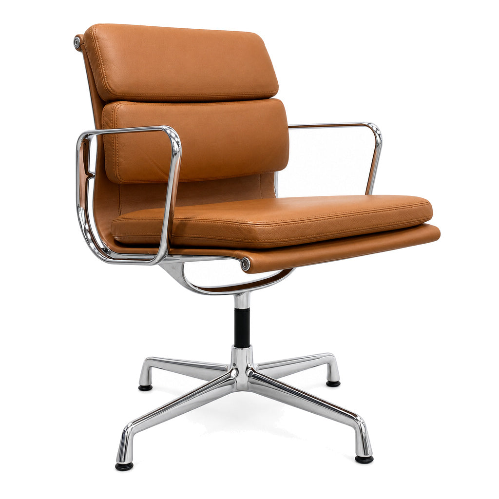Vitra Eames EA 208 Bürostuhl in cognacfarbenem Premium-Leder mit verchromtem Gestell und Armlehnen.