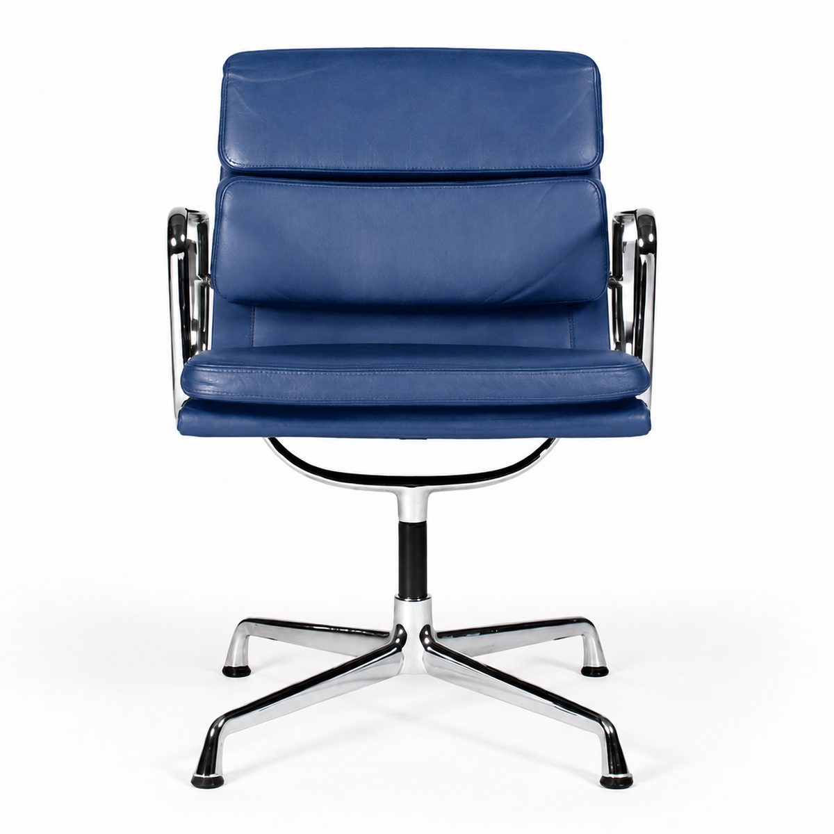 Vitra Eames Soft Pad Chair EA 208 in blauem Leder mit verchromtem Aluminiumgestell und Armlehnen.