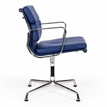 Vitra EA 208 Soft Pad Bürostuhl mit blauem Lederpolster und verchromtem Aluminiumgestell in Seitenansicht.