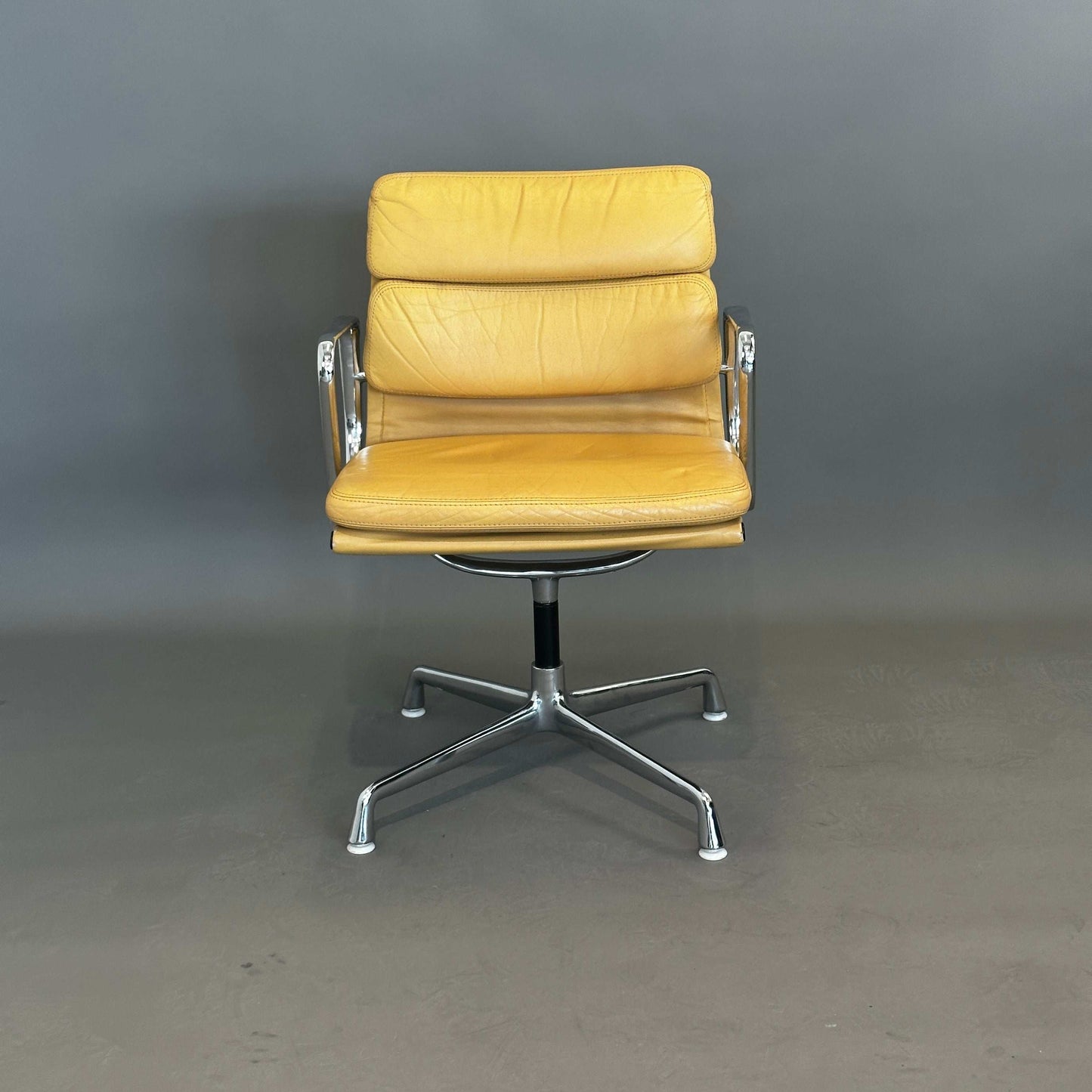 Vitra EA 208 Drehstuhl mit hellbraunem Leder und Chromgestell