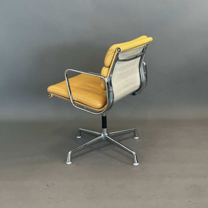 Vitra EA 208 Soft Pad Chair mit hellbraunem Leder und Chromgestell, drehbar