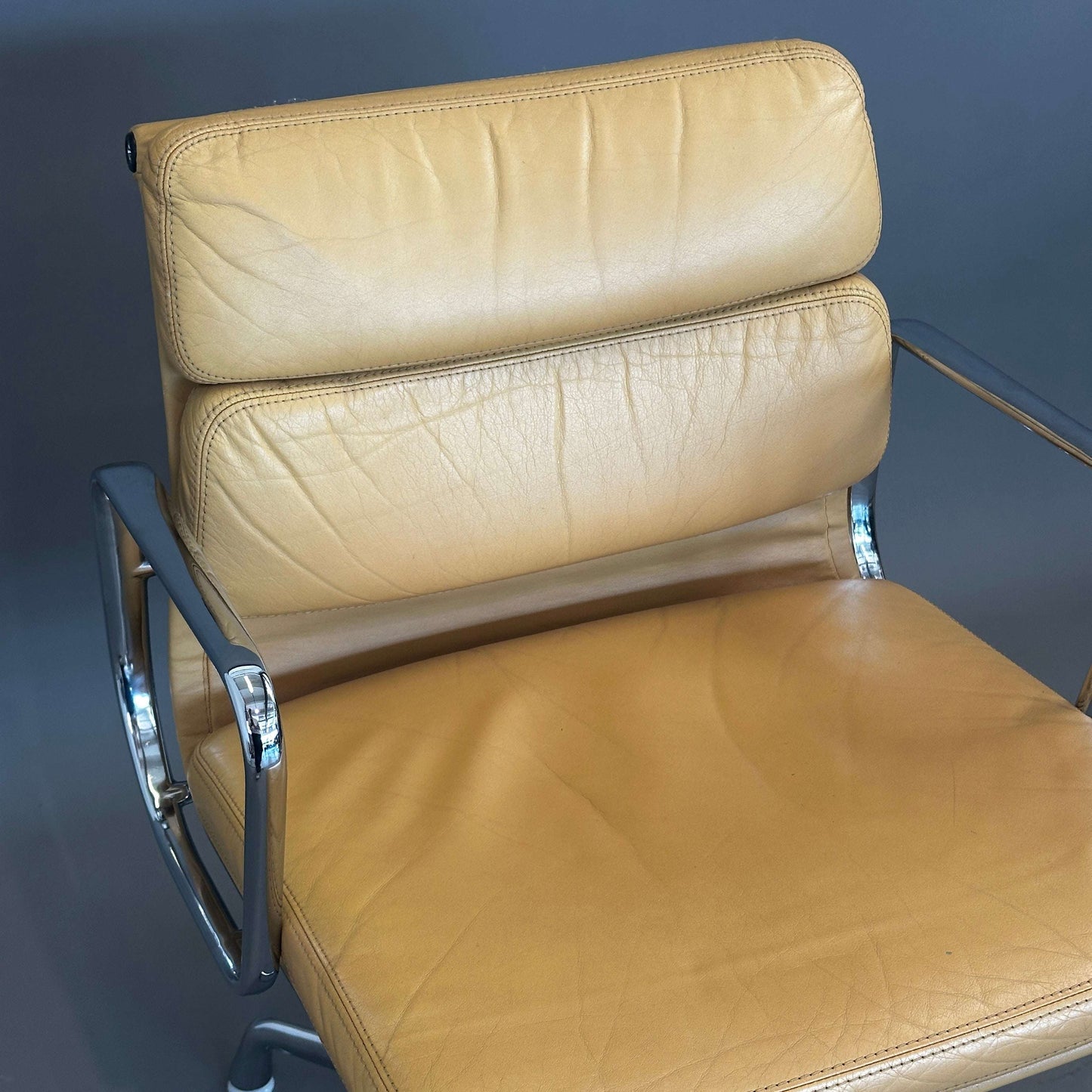 Vitra EA 208 Stuhl aus hellbraunem weichem Leder mit Chromgestell, drehbar