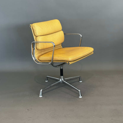 Vitra EA 208 Drehstuhl mit hellbraunem Soft Pad Leder und Chromgestell